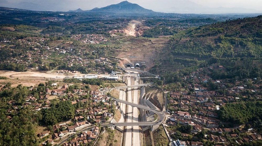 <p>Ruas Tol Cisumdawu adalah salah satu yang akan dijual oleh PTPP. / Facebook @Jokowi</p>
