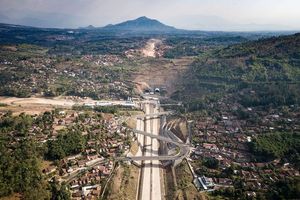 <p>Ruas Tol Cisumdawu adalah salah satu yang akan dijual oleh PTPP. / Facebook @Jokowi</p>
