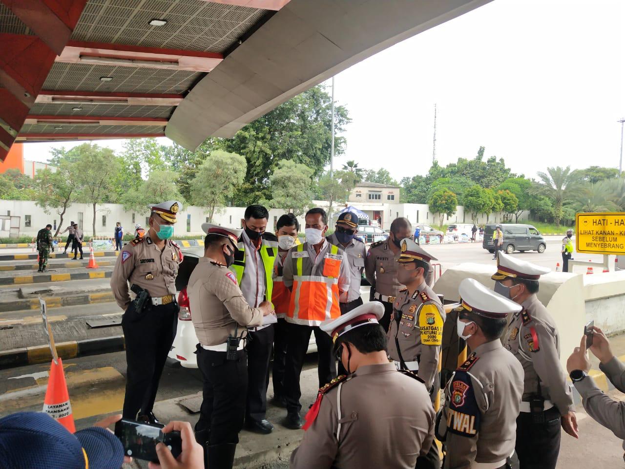 <p>Polda Metro Jaya bersama PJU Ditlantas PMJ melaksanakan Supervisi Pengamanan Penyekatan Arus Balik di Gerbang Tol Cikupa. / Dok. Polda Metro Jaya</p>
