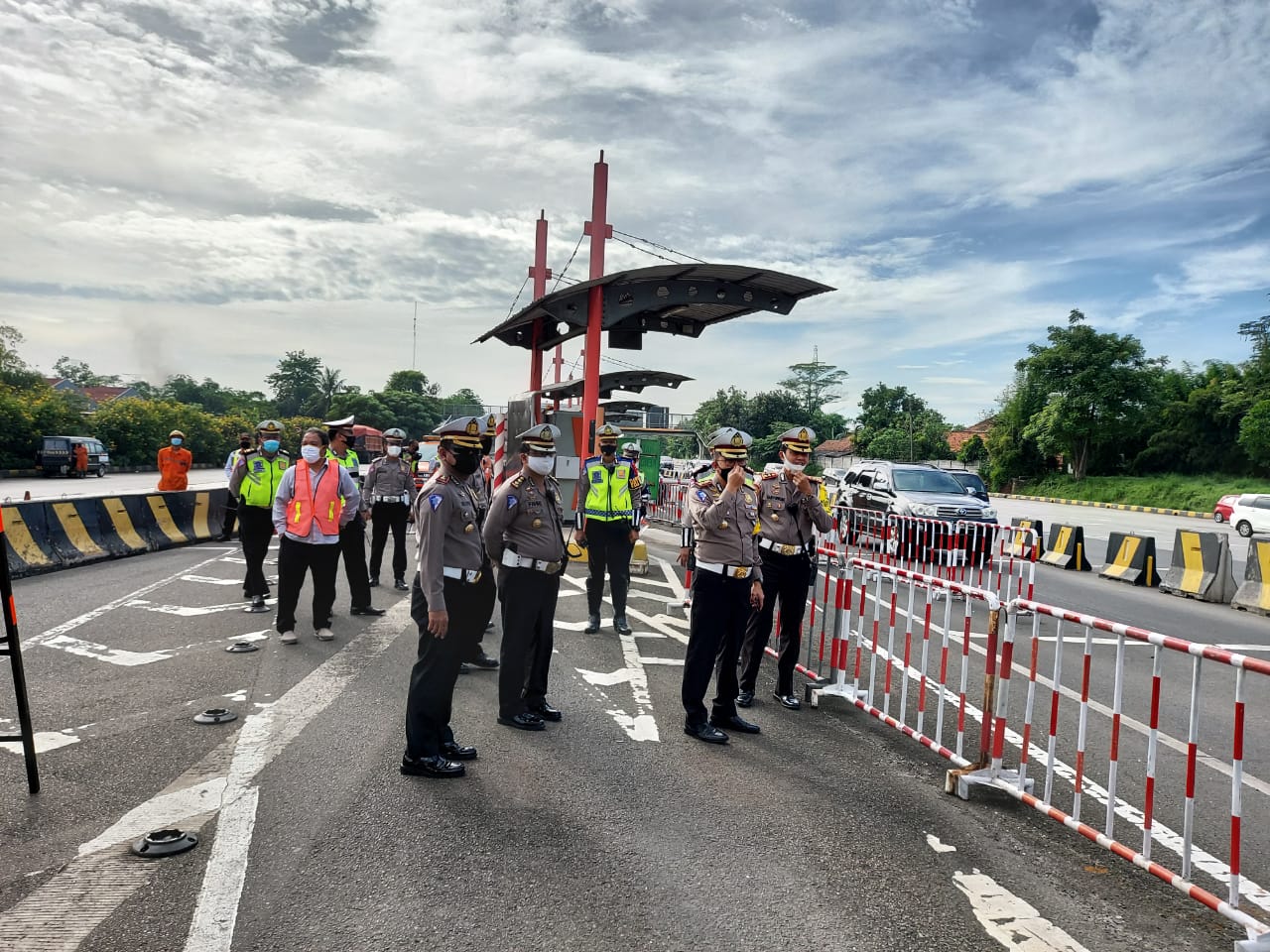 <p>Polda Metro Jaya beserta PJU Ditlantas PMJ melaksanakan pengecekan dan pengawasan dalam Rangka Penyekatan Arus Balik Lebaran 2020 Pospam Terpadu Cikupa, Banten. / Dok. TMC Polda Metro Jaya</p>
