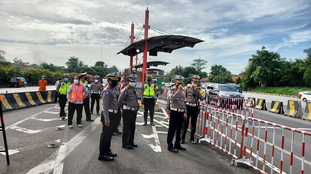 <p>Polda Metro Jaya beserta PJU Ditlantas PMJ melaksanakan pengecekan dan pengawasan dalam Rangka Penyekatan Arus Balik Lebaran 2020 Pospam Terpadu Cikupa, Banten. / Dok. TMC Polda Metro Jaya</p>
