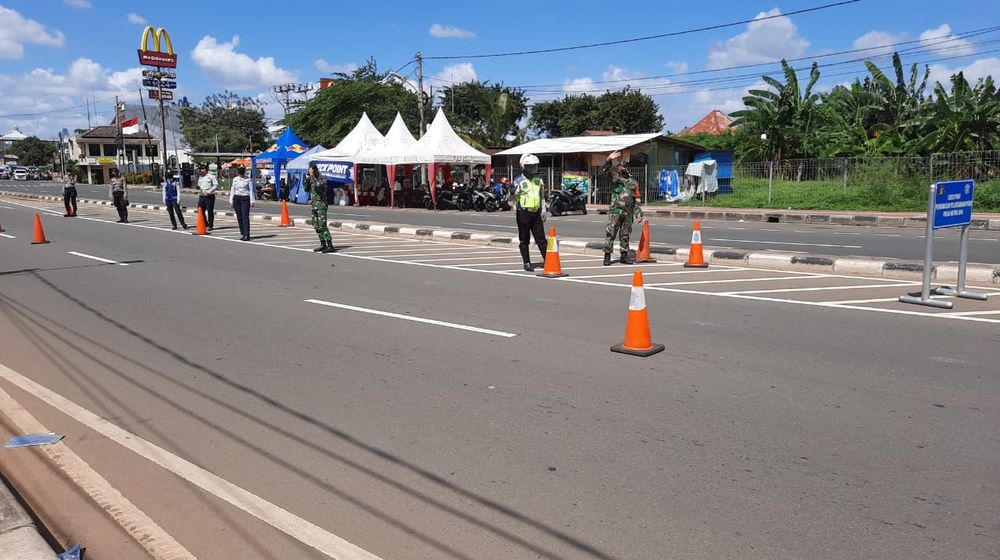 <p>Kegiatan PSBB oleh Polda Metro Jaya di Check Point Taman Alfa Joglo, Jakarta Barat. / Dok. TMC Polda Metro Jaya</p>
