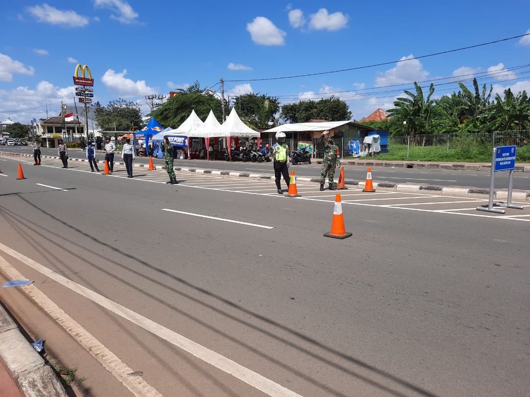 <p>Kegiatan PSBB oleh Polda Metro Jaya di Check Point Taman Alfa Joglo, Jakarta Barat. / Dok. TMC Polda Metro Jaya</p>
