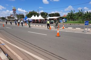 <p>Kegiatan PSBB oleh Polda Metro Jaya di Check Point Taman Alfa Joglo, Jakarta Barat. / Dok. TMC Polda Metro Jaya</p>
