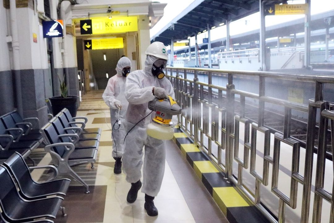 <p>Penyemprotan disinfektan oleh petugas di stasiun. / KAI</p>
