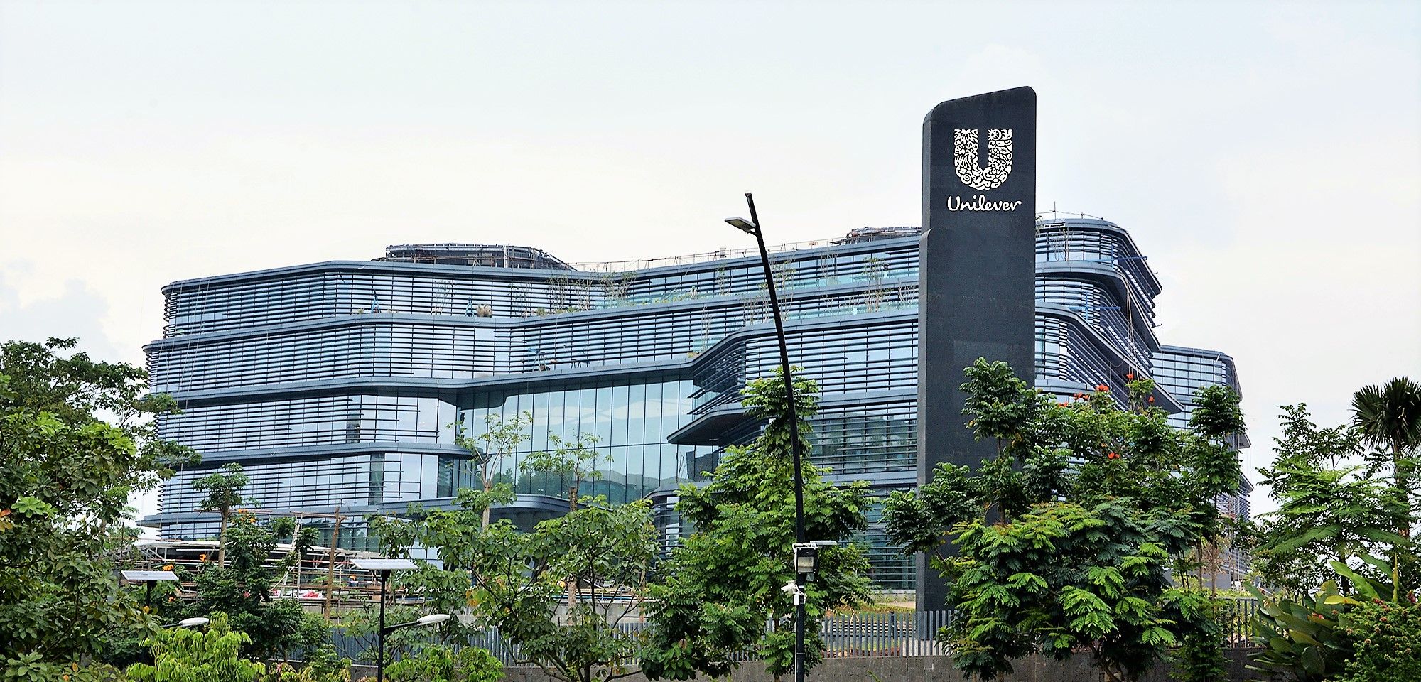 <p>Graha Unilever milik PT Unilever Indonesia Tbk. (UNVR) di kawasan Green Office Park, Bumi Serpong Damai (BSD), Tangerang, Banten. / Foto: Unilever Indonesia </p>
