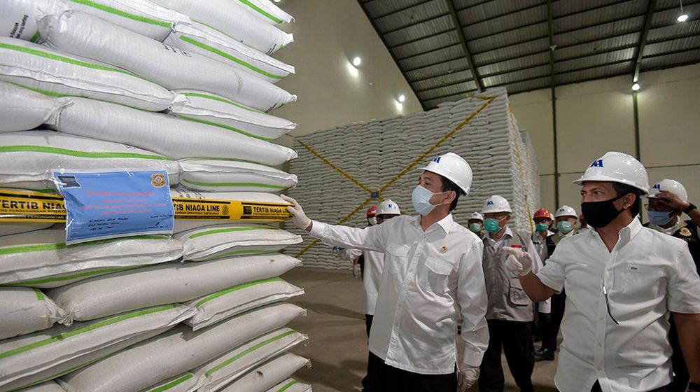 <p>Ilustrasi:Menteri Perdagangan, Agus Suparmanto didampingi Direktur Jenderal Perlindungan Konsumen dan Tertib Niaga, Veri Anggrijono mendatangi lokasi penggerebekan gula milik distributor PT Pasific Artha Persada yang berada di gudang produsen PT Kebon Agung di Kabupaten Malang, Jawa Timur, Rabu, 20 Mei 2020. / Kemendag.go.id</p>
