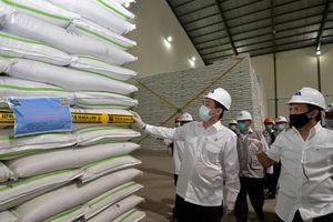 <p>Ilustrasi:Menteri Perdagangan, Agus Suparmanto didampingi Direktur Jenderal Perlindungan Konsumen dan Tertib Niaga, Veri Anggrijono mendatangi lokasi penggerebekan gula milik distributor PT Pasific Artha Persada yang berada di gudang produsen PT Kebon Agung di Kabupaten Malang, Jawa Timur, Rabu, 20 Mei 2020. / Kemendag.go.id</p>
