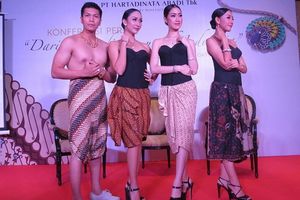 <p>Model tengah memperagakan perhiasan milik PT Hartadinata Abadi Tbk. / Facebook @PTHartadinataAbadiTbk</p>
