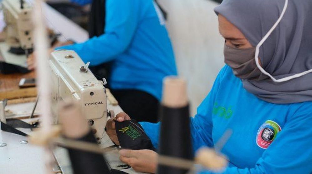 <p>Ilustrasi: Pelatihan membuat masker yang diadakan oleh PT Solusi Transportasi Indonesia (Grab) bekerja sama dengan perusahaan konveksi Makassar Jeans House. / Grab Indonesia</p>