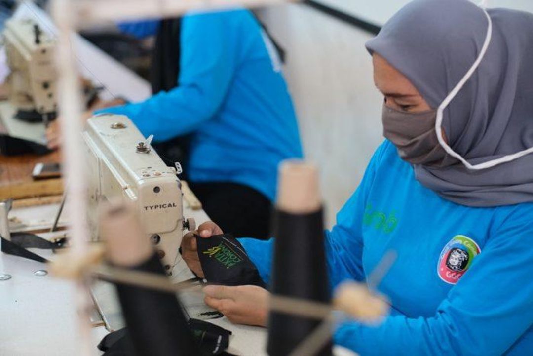 <p>Ilustrasi: Pelatihan membuat masker yang diadakan oleh PT Solusi Transportasi Indonesia (Grab) bekerja sama dengan perusahaan konveksi Makassar Jeans House. / Grab Indonesia</p>
