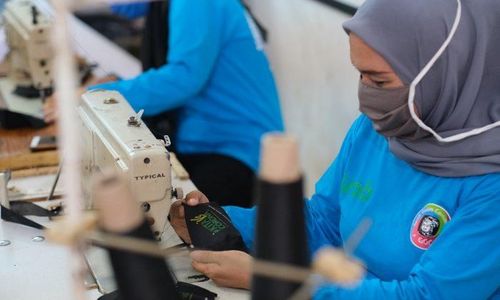 <p>Ilustrasi: Pelatihan membuat masker yang diadakan oleh PT Solusi Transportasi Indonesia (Grab) bekerja sama dengan perusahaan konveksi Makassar Jeans House. / Grab Indonesia</p>
