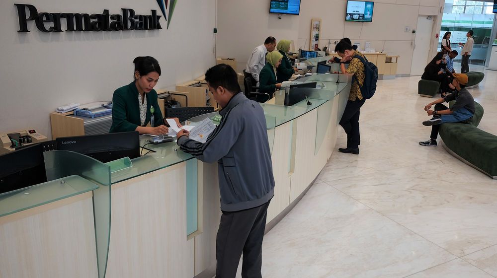 Suasana pelayanan nasabah di salah satu kantor cabang milik Bank Permata, di Jakarta. 