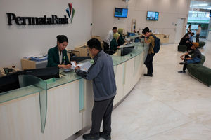 Suasana pelayanan nasabah di salah satu kantor cabang milik Bank Permata, di Jakarta. 