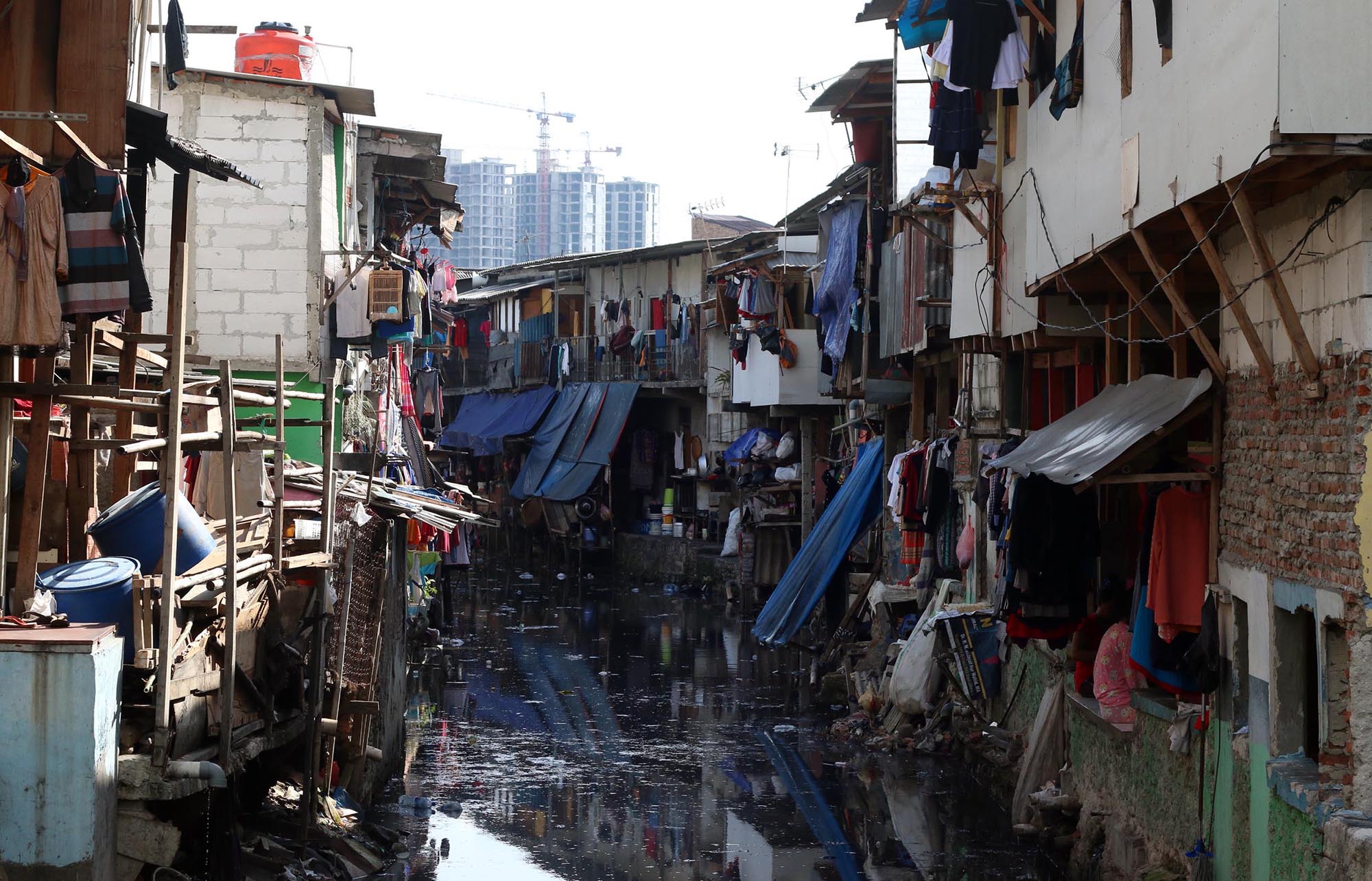<p>Suasana pemukiman kumuh padat warga di kawasan Kebun Melati, Tanah Abang, Jakarta Pusat. Foto: Ismail Pohan/TrenAsia</p>
