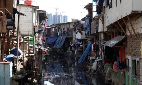 <p>Suasana pemukiman kumuh padat warga di kawasan Kebun Melati, Tanah Abang, Jakarta Pusat. Foto: Ismail Pohan/TrenAsia</p>
