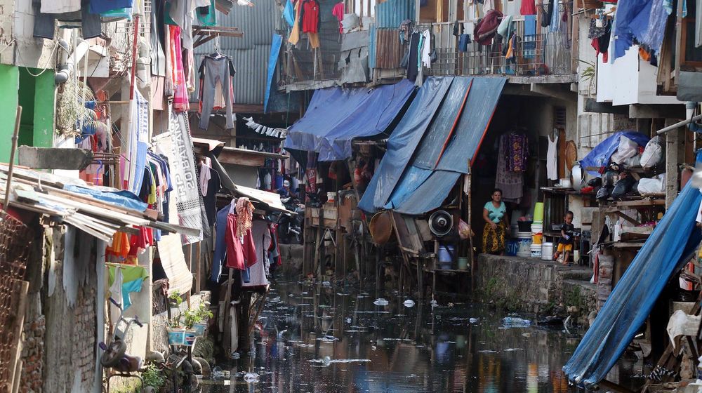 <p>Suasana pemukiman kumuh padat warga di kawasan Kebun Melati, Tanah Abang, Jakarta Pusat. Foto: Ismail Pohan/TrenAsia</p>
