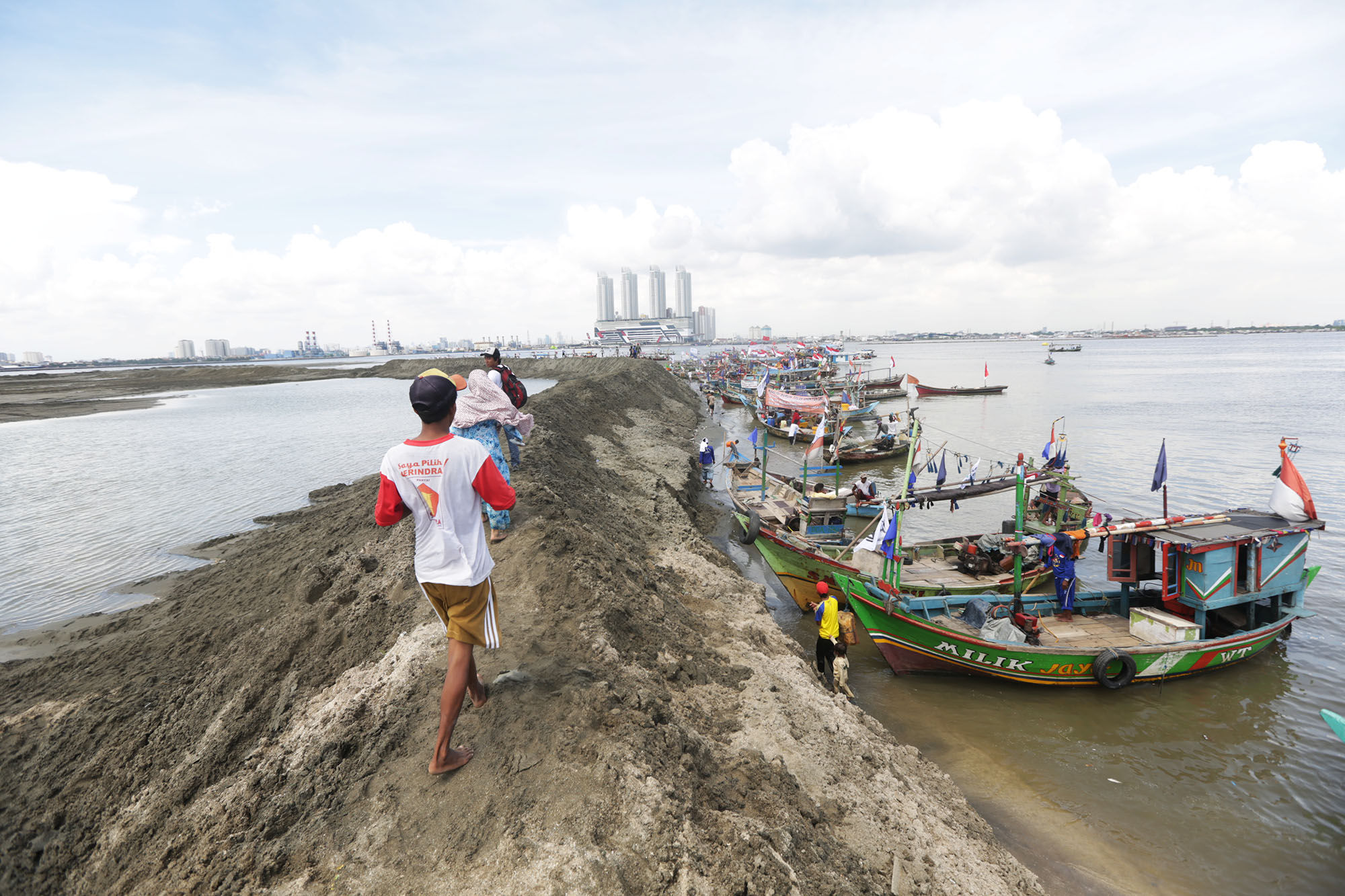 <p>Sejumlah perahu nelayan bersandar saat aksi penyegelan dengan menduduki salah satu lokasi reklamasi Teluk Jakarta di Pulau G, Jakarta.  Foto: Ismail Pohan/TrenAsia</p>
