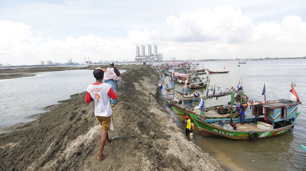 <p>Sejumlah perahu nelayan bersandar saat aksi penyegelan dengan menduduki salah satu lokasi reklamasi Teluk Jakarta di Pulau G, Jakarta.  Foto: Ismail Pohan/TrenAsia</p>
