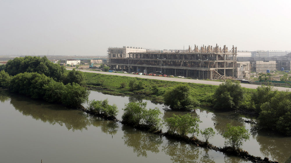 <p>Suasana salah satu pembangunan yang berada di kawasan Pulau D hasil reklamasi, di kawasan pesisir Jakarta. Foto: Ismail Pohan/TreanAsia</p>

