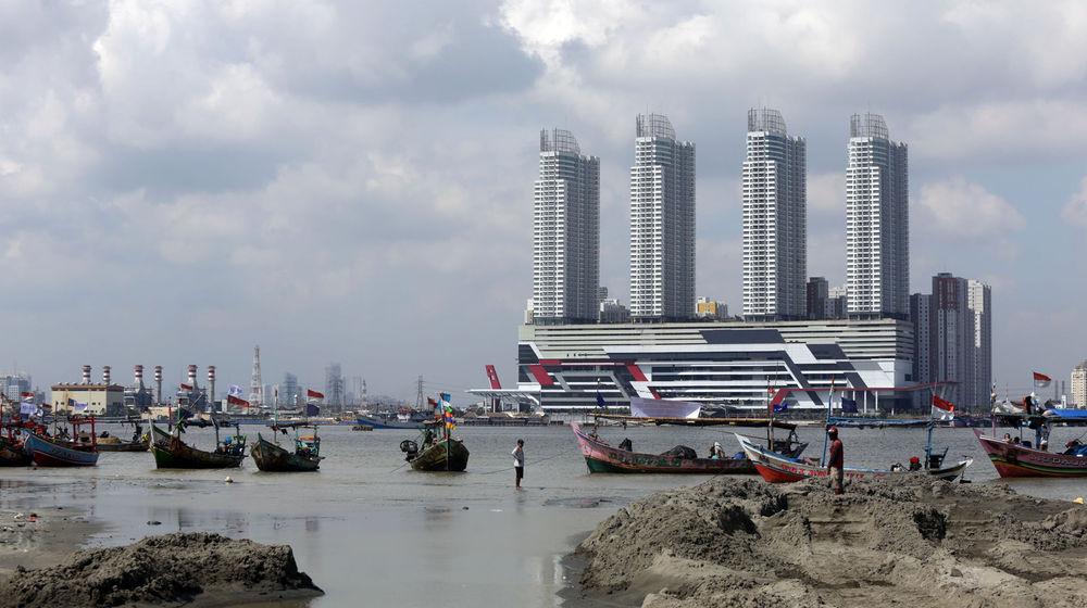 <p>Sejumlah perahu nelayan bersandar saat aksi penyegelan dengan menduduki salah satu lokasi reklamasi Teluk Jakarta di Pulau G, Jakarta. Foto: Ismail Pohan/TrenAsia</p>