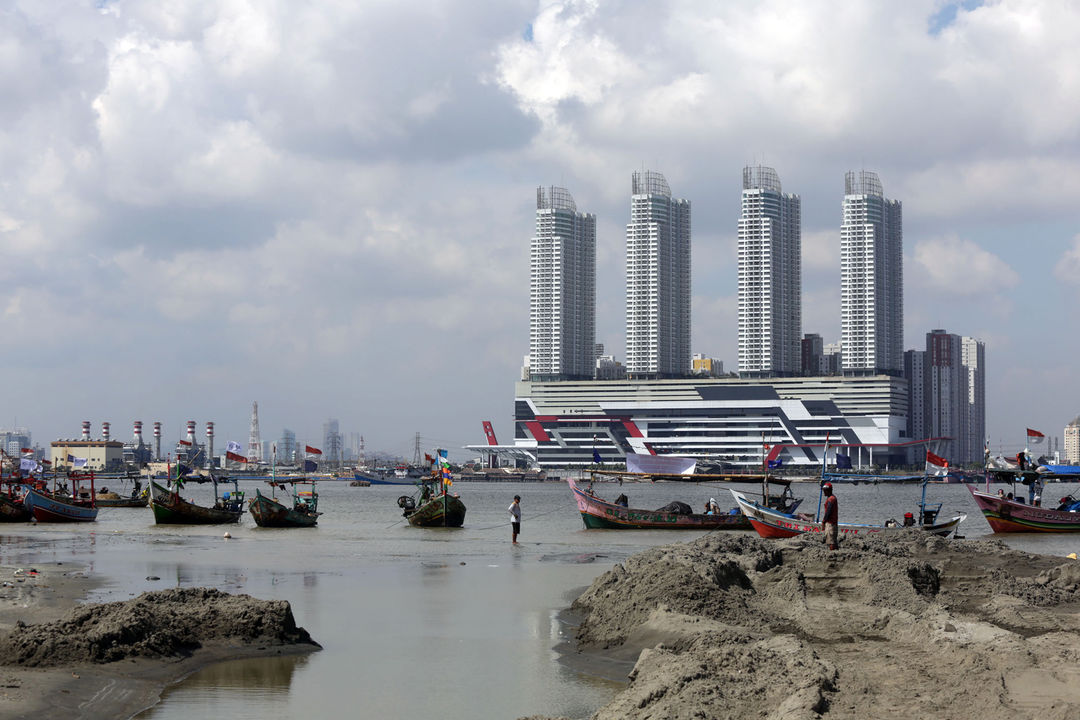 <p>Sejumlah perahu nelayan bersandar saat aksi penyegelan dengan menduduki salah satu lokasi reklamasi Teluk Jakarta di Pulau G, Jakarta.  Foto: Ismail Pohan/TrenAsia</p>
