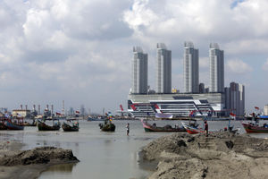 <p>Sejumlah perahu nelayan bersandar saat aksi penyegelan dengan menduduki salah satu lokasi reklamasi Teluk Jakarta di Pulau G, Jakarta.  Foto: Ismail Pohan/TrenAsia</p>
