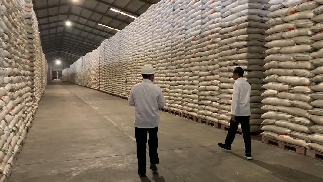 <p>Presiden Joko Widodo saat melakukan pengecekan gudang beras dan gula di Perum Bulog beberapa waktu lalu / Dok. Setneg</p>
