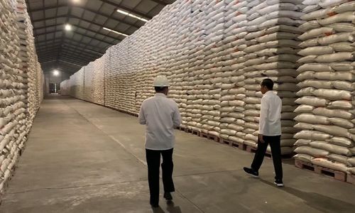 <p>Presiden Joko Widodo saat melakukan pengecekan gudang beras dan gula di Perum Bulog beberapa waktu lalu / Dok. Setneg</p>
