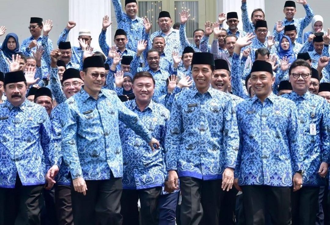 Presiden Joko Widodo bersama para Aparatur Sipil Negara (ASN). 