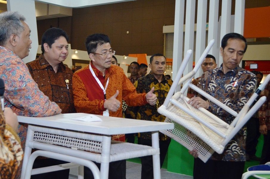 <p>Presiden Jokowi saat meninjau produk hasil olahan kayu. / Kemenperin.go.id</p>
