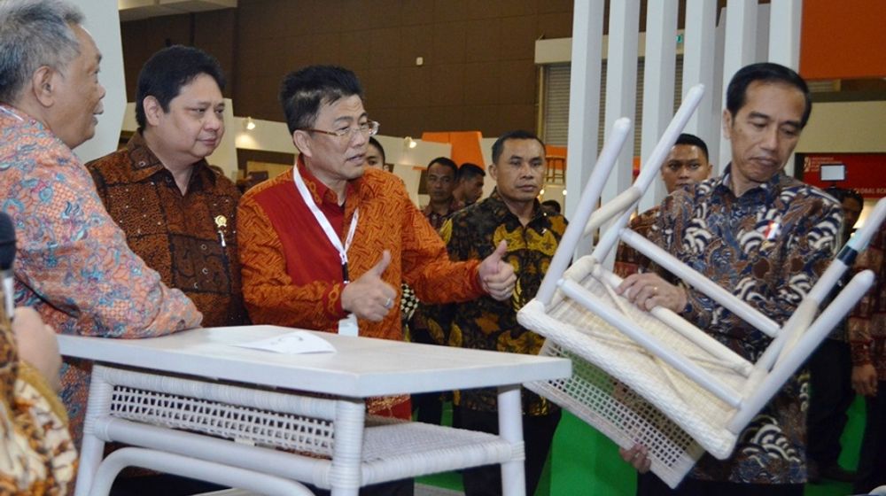 <p>Presiden Jokowi saat meninjau produk hasil olahan kayu. / Kemenperin.go.id</p>
