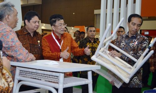 <p>Presiden Jokowi saat meninjau produk hasil olahan kayu. / Kemenperin.go.id</p>

