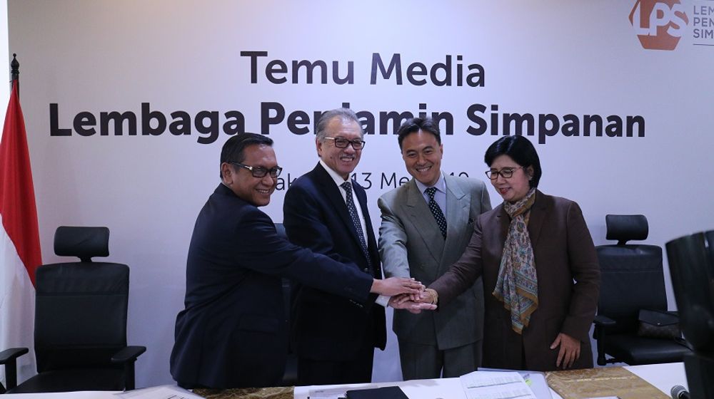 <p>Direktur Eksekutif Riset, Surveilans, dan Pemeriksaan LPS Didik Madiyono, Ketua Dewan Komisioner LPS Halim Alamsyah, Kepala Eksekutif LPS Fauzi Ichsan, dan Anggota Dewan Komisioner LPS Destry Damayanti dalam Konferensi Pers penetapan tingkat bunga penjaminan LPS periode Mei 2019 – September 2019. / Dok. LPS</p>
