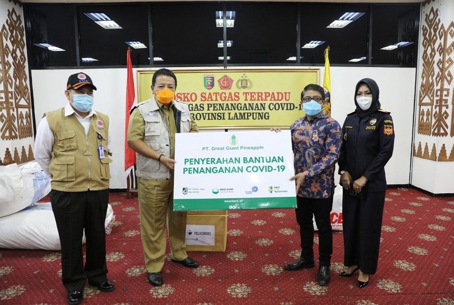 <p>Penyerahan bantuan dari PT Great Giant Pineapple (GGP) Lampung. / Perseroan</p>
