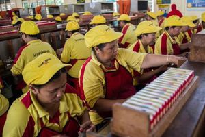 <p>Aktivitas pabrik rokok HM Sampoerna. / Istimewa</p>
