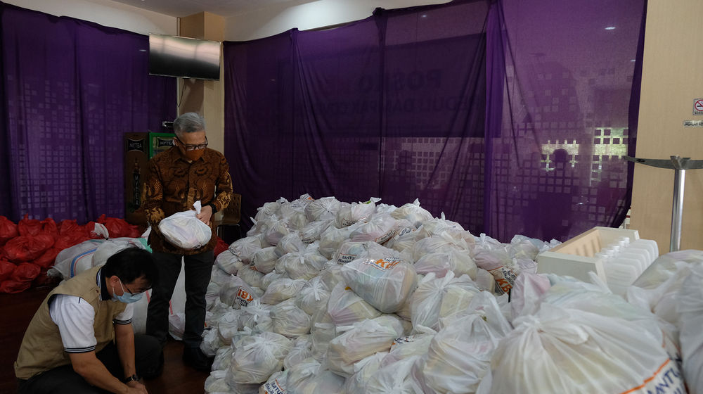 <p>Direktur Kepatuhan PT AXA Mandiri Financial Services (AXA Mandiri), Rudy Kamdani (kanan) bersama Ketua Umum Majelis Buddhayana Indonesia, Amin Untario (kiri) meninjau gudang logistik Posko Keluarga Buddhayan Indonesia (KBI) di Jakarta, Rabu 27 Mei 2020.<br />
Melalui Yayasan Dana Paramita bagian dari Keluarga Buddhayana Indonesia, AXA Mandiri menyalurkan donasi bagi masyarakat yang terdampak langsung pandemi Covid-19. Donasi ini akan diberikan kepada masyarakat dalam bentuk 1000 paket sembako, yang disalurkan ke berbagai daerah di Indonesia yakni DKI Jakarta, Banten, Jawa Tengah, dan Nusa Tenggara Barat (NTB). Foto: Ismail Pohan/TrenAsia</p>