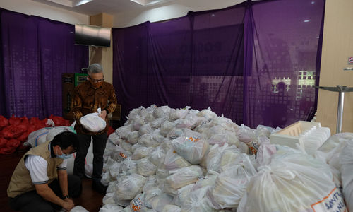 <p>Direktur Kepatuhan PT AXA Mandiri Financial Services (AXA Mandiri), Rudy Kamdani (kanan) bersama Ketua Umum Majelis Buddhayana Indonesia, Amin Untario (kiri) meninjau gudang logistik Posko Keluarga Buddhayan Indonesia (KBI) di Jakarta, Rabu 27 Mei 2020.<br />
Melalui Yayasan Dana Paramita bagian dari Keluarga Buddhayana Indonesia, AXA Mandiri menyalurkan donasi bagi masyarakat yang terdampak langsung pandemi Covid-19.  Donasi ini akan diberikan kepada masyarakat dalam bentuk 1000 paket sembako, yang disalurkan ke berbagai daerah di Indonesia yakni  DKI Jakarta, Banten, Jawa Tengah, dan Nusa Tenggara Barat (NTB). Foto: Ismail Pohan/TrenAsia</p>
