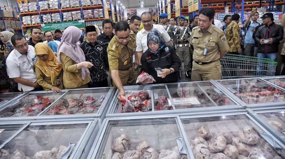 <p>Gubernur DKI Jakarta Anies Baswedan di PD Pasar Jaya. / Facebook @aniesbaswedan</p>
