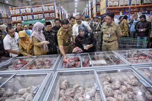 <p>Gubernur DKI Jakarta Anies Baswedan di PD Pasar Jaya. / Facebook @aniesbaswedan</p>
