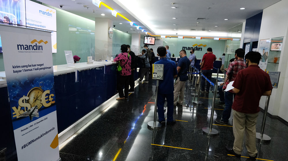 <p>Suasana pelayanan nasabah di kantor Cabang Plaza Mandiri, Jakarta, Jum’at 29 Mei 2020. Bank Mandiri saat ini telah menerapkan serangkaian protokol untuk memulai skenario New Normal di masa pandemi COVID-19 sesuai dengan surat edaran Menteri BUMN  Nomor S-336/MBU/05/2020 tentang antisipasi skenarioThe New Normal Badan Usaha Milik Negara. Protokol tersebut saat ini telah disosialisasikan melalui kanal media komunikasi Bank Mandiri di seluruh kantor utama maupun cabang yang tersebar di dalam dan luar negeri. Foto: Ismail Pohan/TrenAsia</p>
