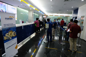 <p>Suasana pelayanan nasabah di kantor Cabang Plaza Mandiri, Jakarta, Jum’at 29 Mei 2020. Bank Mandiri saat ini telah menerapkan serangkaian protokol untuk memulai skenario New Normal di masa pandemi COVID-19 sesuai dengan surat edaran Menteri BUMN  Nomor S-336/MBU/05/2020 tentang antisipasi skenarioThe New Normal Badan Usaha Milik Negara. Protokol tersebut saat ini telah disosialisasikan melalui kanal media komunikasi Bank Mandiri di seluruh kantor utama maupun cabang yang tersebar di dalam dan luar negeri. Foto: Ismail Pohan/TrenAsia</p>
