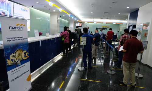 <p>Suasana pelayanan nasabah di kantor Cabang Plaza Mandiri, Jakarta, Jum’at 29 Mei 2020. Bank Mandiri saat ini telah menerapkan serangkaian protokol untuk memulai skenario New Normal di masa pandemi COVID-19 sesuai dengan surat edaran Menteri BUMN Nomor S-336/MBU/05/2020 tentang antisipasi skenarioThe New Normal Badan Usaha Milik Negara. Protokol tersebut saat ini telah disosialisasikan melalui kanal media komunikasi Bank Mandiri di seluruh kantor utama maupun cabang yang tersebar di dalam dan luar negeri. Foto: Ismail Pohan/TrenAsia</p>