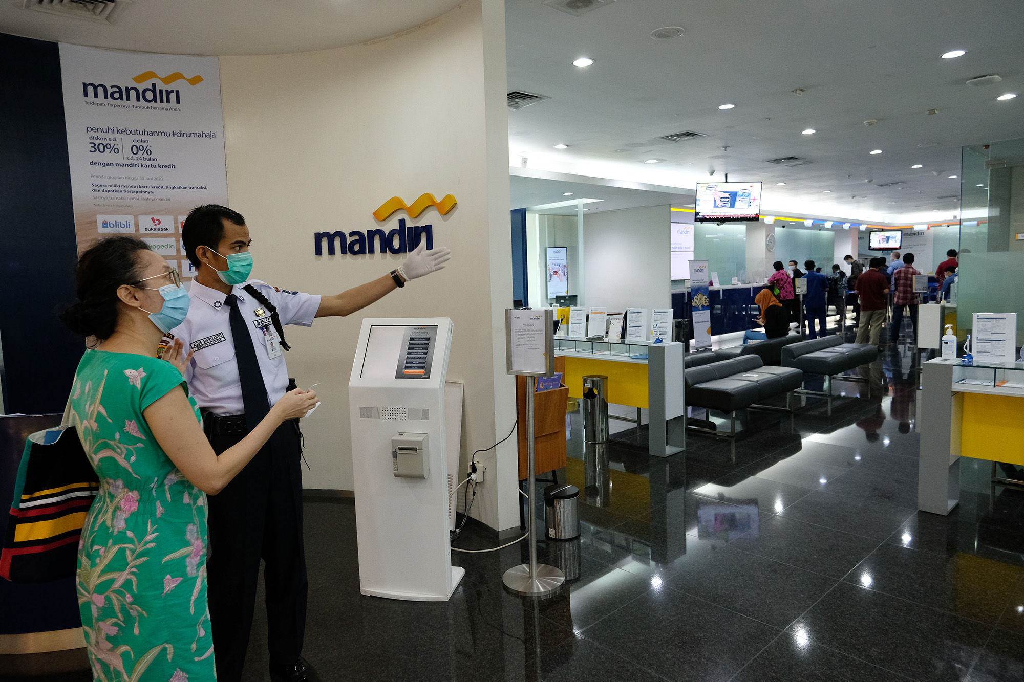 <p>Suasana pelayanan nasabah di kantor Cabang Plaza Mandiri, Jakarta, Jum&#8217;at 29 Mei 2020. Bank Mandiri saat ini telah menerapkan serangkaian protokol untuk memulai skenario New Normal di masa pandemi COVID-19 sesuai dengan surat edaran Menteri BUMN  Nomor S-336/MBU/05/2020 tentang antisipasi skenarioThe New Normal Badan Usaha Milik Negara. Protokol tersebut saat ini telah disosialisasikan melalui kanal media komunikasi Bank Mandiri di seluruh kantor utama maupun cabang yang tersebar di dalam dan luar negeri. Foto: Ismail Pohan/TrenAsia</p>
