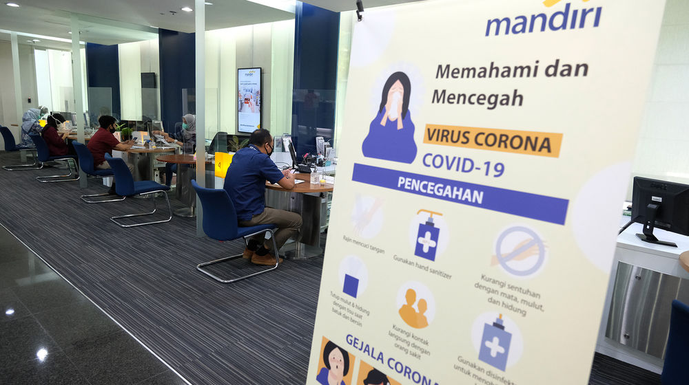 <p>Suasana pelayanan nasabah di kantor Cabang Plaza Mandiri, Jakarta, Jum’at 29 Mei 2020. Bank Mandiri saat ini telah menerapkan serangkaian protokol untuk memulai skenario New Normal di masa pandemi COVID-19 sesuai dengan surat edaran Menteri BUMN Nomor S-336/MBU/05/2020 tentang antisipasi skenarioThe New Normal Badan Usaha Milik Negara. Protokol tersebut saat ini telah disosialisasikan melalui kanal media komunikasi Bank Mandiri di seluruh kantor utama maupun cabang yang tersebar di dalam dan luar negeri. Foto: Ismail Pohan/TrenAsia</p>