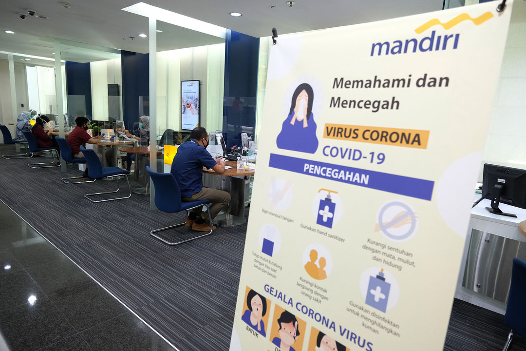 <p>Suasana pelayanan nasabah di kantor Cabang Plaza Mandiri, Jakarta, Jum&#8217;at 29 Mei 2020. Bank Mandiri saat ini telah menerapkan serangkaian protokol untuk memulai skenario New Normal di masa pandemi COVID-19 sesuai dengan surat edaran Menteri BUMN  Nomor S-336/MBU/05/2020 tentang antisipasi skenarioThe New Normal Badan Usaha Milik Negara. Protokol tersebut saat ini telah disosialisasikan melalui kanal media komunikasi Bank Mandiri di seluruh kantor utama maupun cabang yang tersebar di dalam dan luar negeri. Foto: Ismail Pohan/TrenAsia</p>
