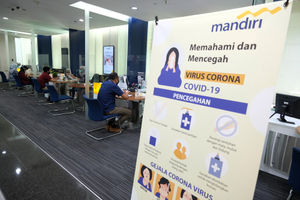 <p>Suasana pelayanan nasabah di kantor Cabang Plaza Mandiri, Jakarta, Jum’at 29 Mei 2020. Bank Mandiri saat ini telah menerapkan serangkaian protokol untuk memulai skenario New Normal di masa pandemi COVID-19 sesuai dengan surat edaran Menteri BUMN  Nomor S-336/MBU/05/2020 tentang antisipasi skenarioThe New Normal Badan Usaha Milik Negara. Protokol tersebut saat ini telah disosialisasikan melalui kanal media komunikasi Bank Mandiri di seluruh kantor utama maupun cabang yang tersebar di dalam dan luar negeri. Foto: Ismail Pohan/TrenAsia</p>
