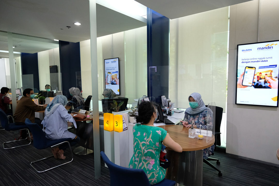 <p>Suasana pelayanan nasabah di kantor Cabang Plaza Mandiri, Jakarta, Jum&#8217;at 29 Mei 2020. Bank Mandiri saat ini telah menerapkan serangkaian protokol untuk memulai skenario New Normal di masa pandemi COVID-19 sesuai dengan surat edaran Menteri BUMN Nomor S-336/MBU/05/2020 tentang antisipasi skenarioThe New Normal Badan Usaha Milik Negara. Protokol tersebut saat ini telah disosialisasikan melalui kanal [&hellip;]</p>
