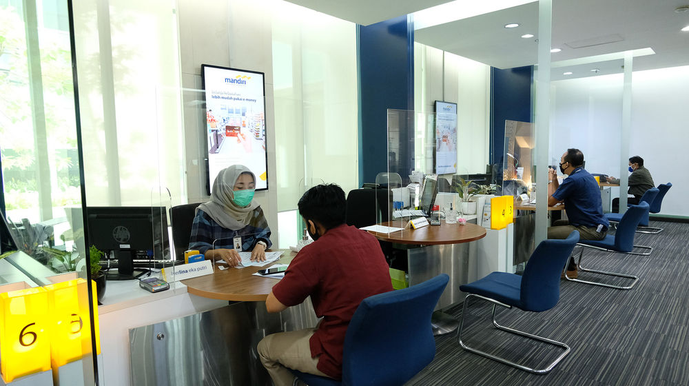 <p>Suasana pelayanan nasabah di kantor Cabang Plaza Mandiri, Jakarta, Jum’at 29 Mei 2020. Bank Mandiri saat ini telah menerapkan serangkaian protokol untuk memulai skenario New Normal di masa pandemi COVID-19 sesuai dengan surat edaran Menteri BUMN Nomor S-336/MBU/05/2020 tentang antisipasi skenarioThe New Normal Badan Usaha Milik Negara. Protokol tersebut saat ini telah disosialisasikan melalui kanal [&hellip;]</p>
