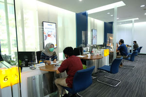 <p>Suasana pelayanan nasabah di kantor Cabang Plaza Mandiri, Jakarta, Jum’at 29 Mei 2020. Bank Mandiri saat ini telah menerapkan serangkaian protokol untuk memulai skenario New Normal di masa pandemi COVID-19 sesuai dengan surat edaran Menteri BUMN Nomor S-336/MBU/05/2020 tentang antisipasi skenarioThe New Normal Badan Usaha Milik Negara. Protokol tersebut saat ini telah disosialisasikan melalui kanal [&hellip;]</p>
